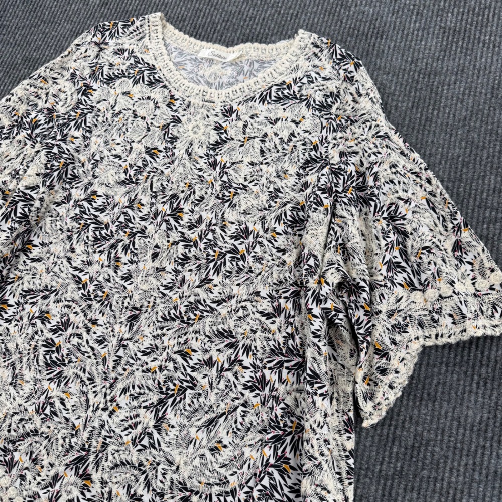 Solitaire Womens 1X Floral Embroidered Rayon Scalloped Hem Blouse Top